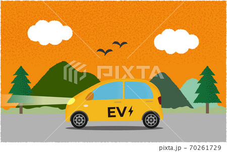 夕方 ライトを点けて山沿いの道を進む黄色い電気自動車のベクターイラストのイラスト素材
