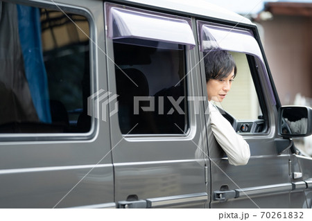 運転する若い男性 運転する若い男性 70261832