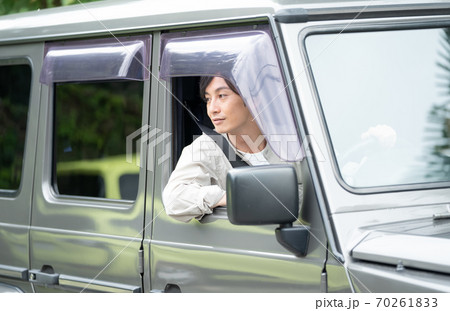 運転する若い男性 70261833