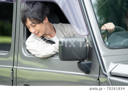 運転する若い男性 運転する若い男性 70261834