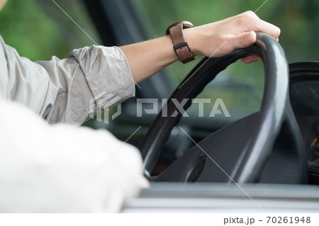 運転する男性の手元 運転する男性の手元 70261948