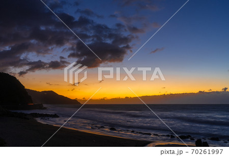 日暮れ時の「桜井二見ヶ浦の夫婦岩」　福岡県糸島市 70261997