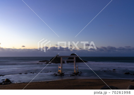 日暮れ時の「桜井二見ヶ浦の夫婦岩」　福岡県糸島市 70261998