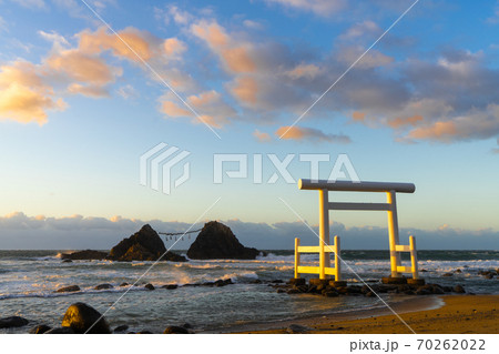 日暮れ時の「桜井二見ヶ浦の夫婦岩」 福岡県糸島市 日暮れ時の「桜井二見ヶ浦の夫婦岩」 福岡県糸島市 70262022