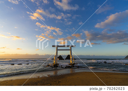 日暮れ時の「桜井二見ヶ浦の夫婦岩」 福岡県糸島市 日暮れ時の「桜井二見ヶ浦の夫婦岩」 福岡県糸島市 70262023