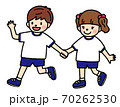 体操服で手をつなぐ男の子と女の子 70262530