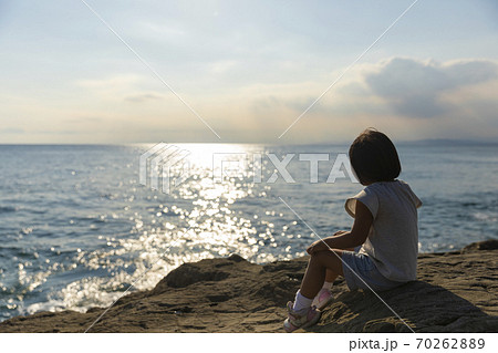 江ノ島の海を見つめる女の子の後ろ姿の写真素材
