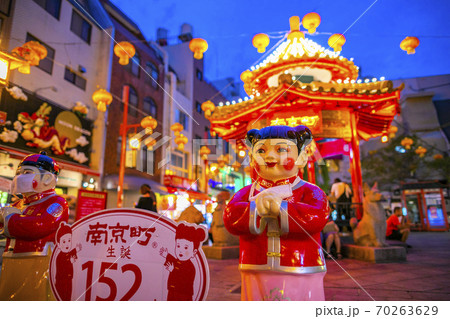 神戸元町 中華街 南京町の夜景 ネオンの写真の写真素材