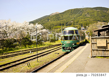 春の風景 由布院駅の足湯と桜 春の風景 由布院駅の足湯と桜 70263847