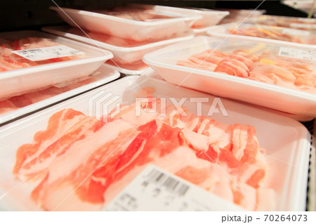 精肉売り場のトレイにラッピングされた豚肉 精肉売り場のトレイにラッピングされた豚肉 70264073