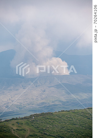 秋の草原に噴火する雄大な阿蘇の風景 70264106