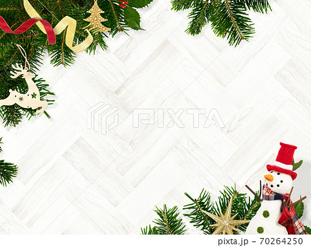 もみの木とクリスマスのオーナメントで飾った木目の背景 複数のバリエーションがありますのイラスト素材
