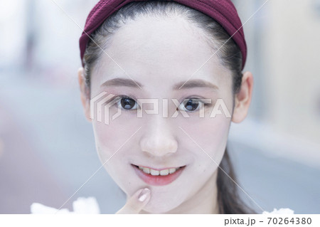 見つめる女性 70264380