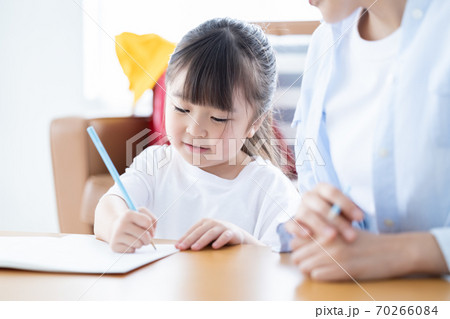 ファミリーイメージ ママと宿題をする女の子の写真素材
