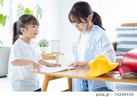 ファミリーイメージ　ママと宿題をする女の子 70266439