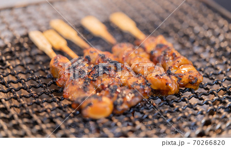 炭火で焼く焼鳥　もも 70266820