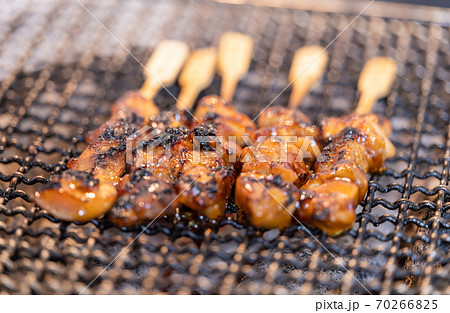 炭火で焼く焼鳥　もも 70266825