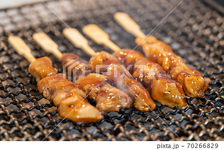 炭火で焼く焼鳥　もも 70266829