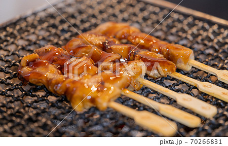 炭火で焼く焼鳥　もも 70266831
