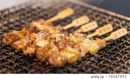 炭火で焼く焼鳥（ねぎま） 70267055