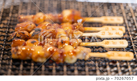 炭火で焼く焼鳥（ねぎま） 70267057