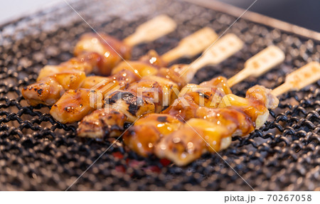 炭火で焼く焼鳥（ねぎま） 70267058