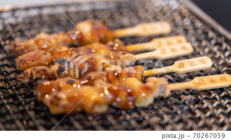 炭火で焼く焼鳥(ねぎま) 炭火で焼く焼鳥(ねぎま) 70267059