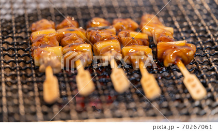 炭火で焼く焼鳥(ねぎま) 炭火で焼く焼鳥(ねぎま) 70267061