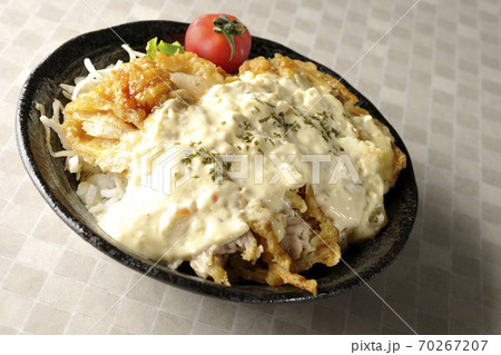 ミニトマトなど野菜も一緒に乗っているタルタルソースたっぷりのチキン南蛮丼 ミニトマトなど野菜も一緒に乗っているタルタルソースたっぷりのチキン南蛮丼 70267207