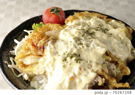 ミニトマトなど野菜も一緒に乗っているタルタルソースたっぷりのチキン南蛮丼 70267208
