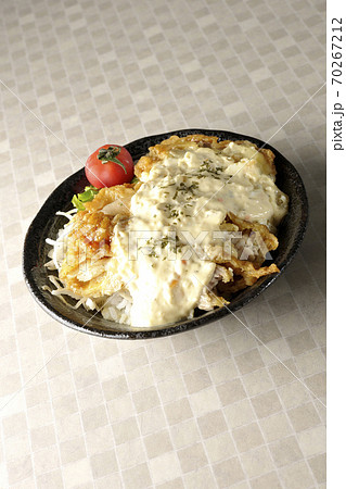 ミニトマトなど野菜も一緒に乗っているタルタルソースたっぷりのチキン南蛮丼 ミニトマトなど野菜も一緒に乗っているタルタルソースたっぷりのチキン南蛮丼 70267212