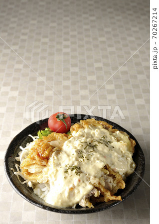 ミニトマトなど野菜も一緒に乗っているタルタルソースたっぷりのチキン南蛮丼 ミニトマトなど野菜も一緒に乗っているタルタルソースたっぷりのチキン南蛮丼 70267214