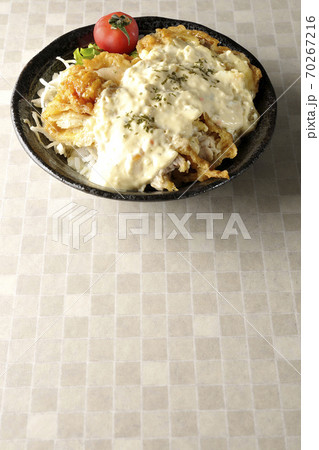 ミニトマトなど野菜も一緒に乗っているタルタルソースたっぷりのチキン南蛮丼 70267216
