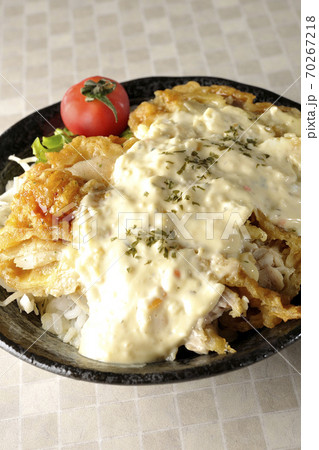 ミニトマトなど野菜も一緒に乗っているタルタルソースたっぷりのチキン南蛮丼 ミニトマトなど野菜も一緒に乗っているタルタルソースたっぷりのチキン南蛮丼 70267218