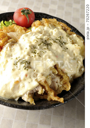 ミニトマトなど野菜も一緒に乗っているタルタルソースたっぷりのチキン南蛮丼 ミニトマトなど野菜も一緒に乗っているタルタルソースたっぷりのチキン南蛮丼 70267220