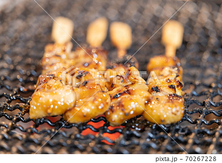 炭火で焼く焼鳥（鶏かわ） 70267228