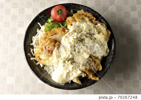 ミニトマトなど野菜も一緒に乗っているタルタルソースたっぷりのチキン南蛮丼(俯瞰) ミニトマトなど野菜も一緒に乗っているタルタルソースたっぷりのチキン南蛮丼(俯瞰) 70267248