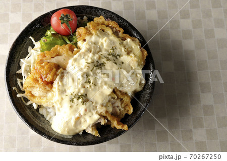 ミニトマトなど野菜も一緒に乗っているタルタルソースたっぷりのチキン南蛮丼(俯瞰) ミニトマトなど野菜も一緒に乗っているタルタルソースたっぷりのチキン南蛮丼(俯瞰) 70267250