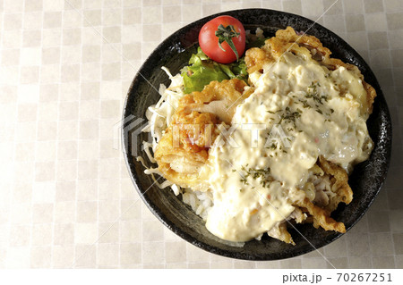 ミニトマトなど野菜も一緒に乗っているタルタルソースたっぷりのチキン南蛮丼(俯瞰) ミニトマトなど野菜も一緒に乗っているタルタルソースたっぷりのチキン南蛮丼(俯瞰) 70267251