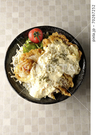 ミニトマトなど野菜も一緒に乗っているタルタルソースたっぷりのチキン南蛮丼(俯瞰) ミニトマトなど野菜も一緒に乗っているタルタルソースたっぷりのチキン南蛮丼(俯瞰) 70267252