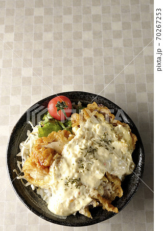 ミニトマトなど野菜も一緒に乗っているタルタルソースたっぷりのチキン南蛮丼(俯瞰) ミニトマトなど野菜も一緒に乗っているタルタルソースたっぷりのチキン南蛮丼(俯瞰) 70267253