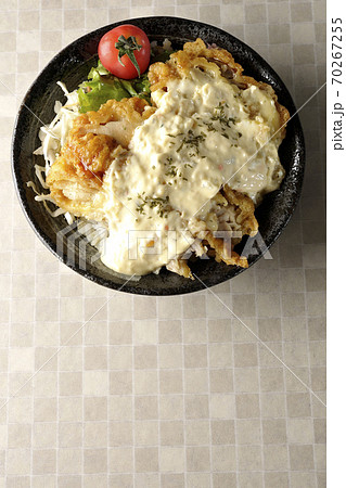 ミニトマトなど野菜も一緒に乗っているタルタルソースたっぷりのチキン南蛮丼（俯瞰） 70267255