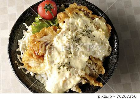 ミニトマトなど野菜も一緒に乗っているタルタルソースたっぷりのチキン南蛮丼(俯瞰) ミニトマトなど野菜も一緒に乗っているタルタルソースたっぷりのチキン南蛮丼(俯瞰) 70267256