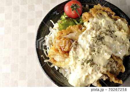 ミニトマトなど野菜も一緒に乗っているタルタルソースたっぷりのチキン南蛮丼(俯瞰) ミニトマトなど野菜も一緒に乗っているタルタルソースたっぷりのチキン南蛮丼(俯瞰) 70267258