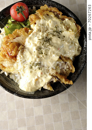 ミニトマトなど野菜も一緒に乗っているタルタルソースたっぷりのチキン南蛮丼（俯瞰） 70267263