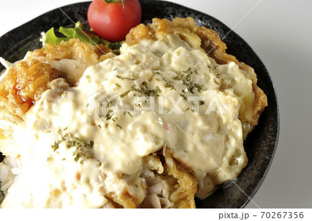 ミニトマトなど野菜も一緒に乗っているタルタルソースたっぷりのチキン南蛮丼(白背景) ミニトマトなど野菜も一緒に乗っているタルタルソースたっぷりのチキン南蛮丼(白背景) 70267356