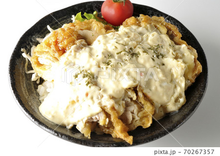 ミニトマトなど野菜も一緒に乗っているタルタルソースたっぷりのチキン南蛮丼（白背景） 70267357