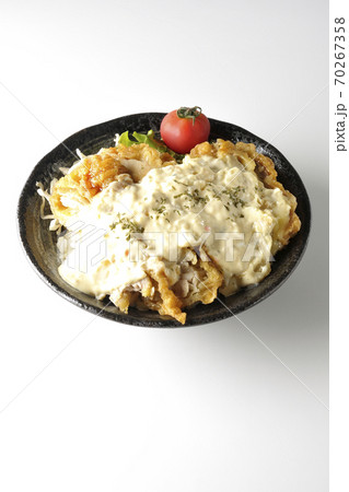 ミニトマトなど野菜も一緒に乗っているタルタルソースたっぷりのチキン南蛮丼(白背景) ミニトマトなど野菜も一緒に乗っているタルタルソースたっぷりのチキン南蛮丼(白背景) 70267358