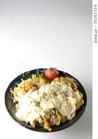 ミニトマトなど野菜も一緒に乗っているタルタルソースたっぷりのチキン南蛮丼(白背景) ミニトマトなど野菜も一緒に乗っているタルタルソースたっぷりのチキン南蛮丼(白背景) 70267359