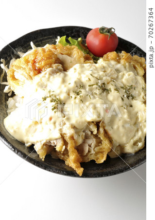 ミニトマトなど野菜も一緒に乗っているタルタルソースたっぷりのチキン南蛮丼(白背景) ミニトマトなど野菜も一緒に乗っているタルタルソースたっぷりのチキン南蛮丼(白背景) 70267364
